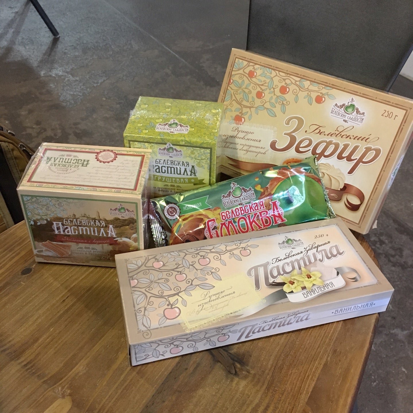 Белевские сладости магазин. Магазин белевских сладостей. Белев пастила завод. Белевский магазин. Пастила фруктовая белевская лавка.