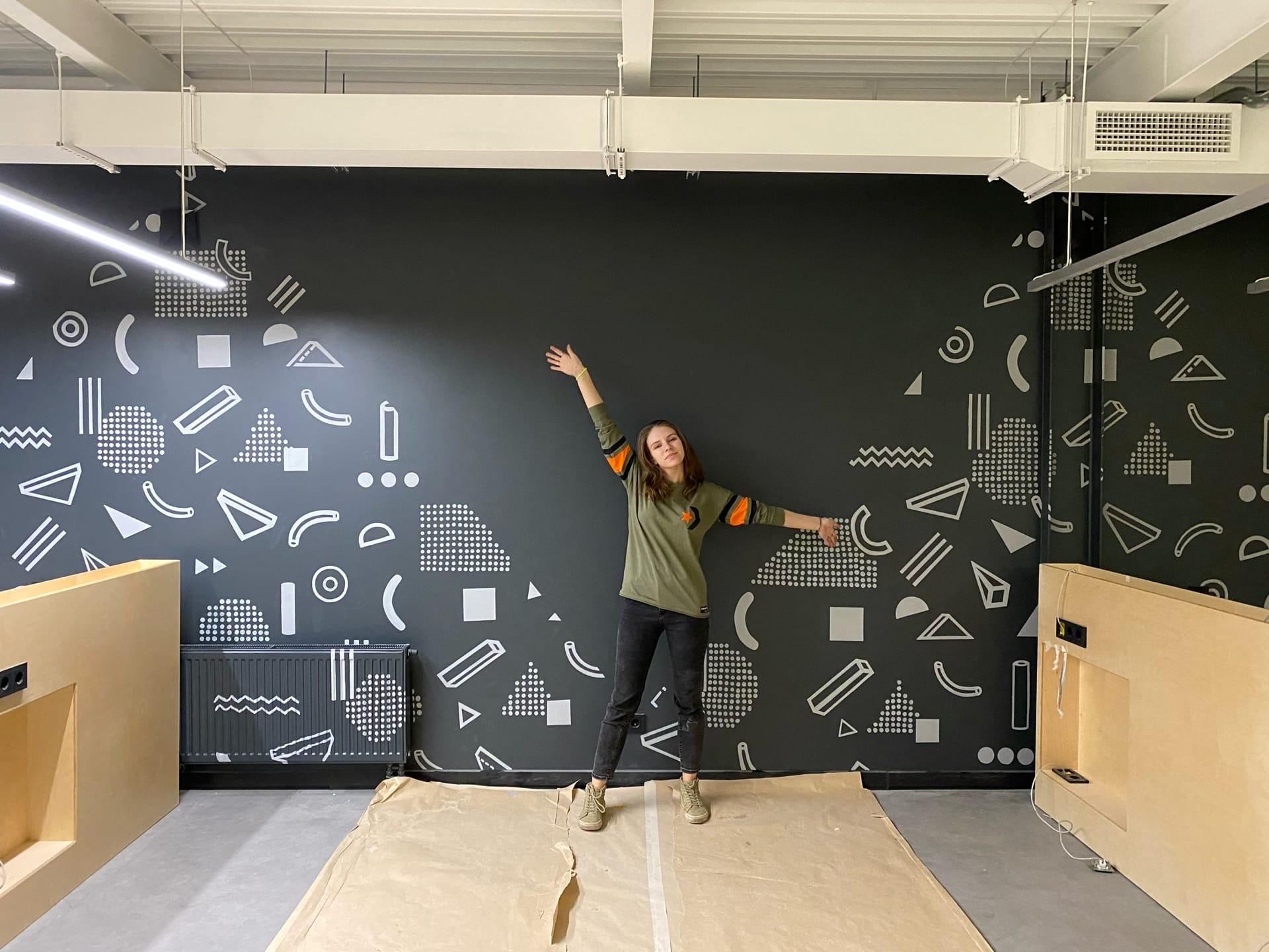 разноцветные стены. школьная стена. цвет стен в школе в коридоре. графитная стена в школе. школьная стена в коридоре.