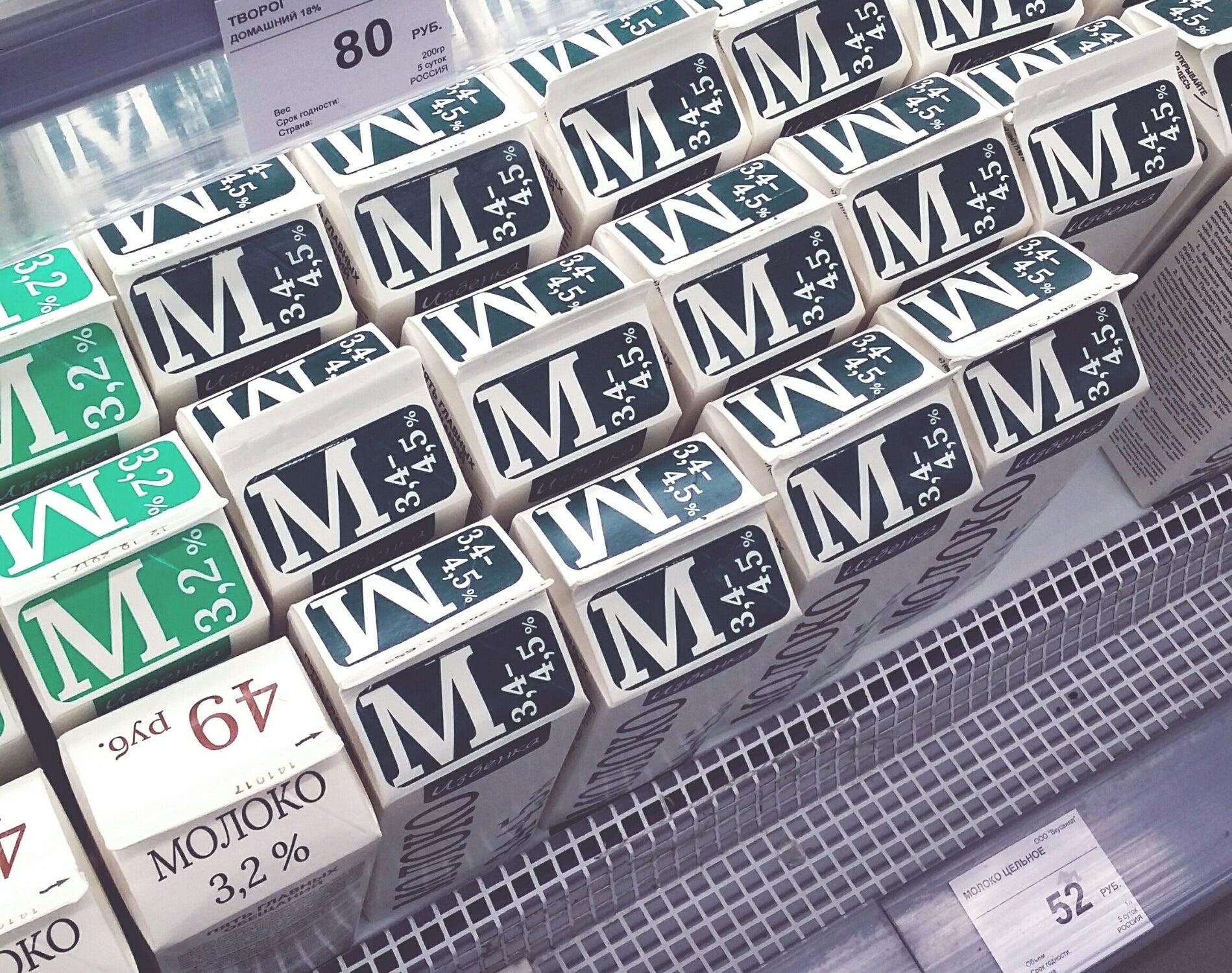 Во вкусвилле продают сигареты. Ларек с сигаретами. Во вкусвилле продают сигареты. Витрина для табака. Сигареты контрафакт.