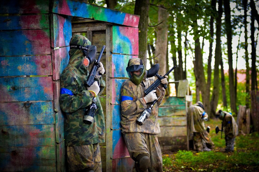 Пейнтбол на улице. Paintball игра. Пейнтбол лазертаг страйкбол. Пейнтбол страйкбол амуниция магфед.