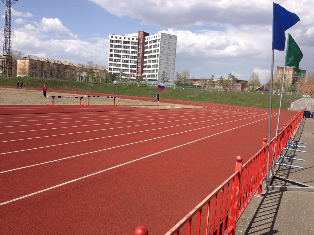 Манеж сибирский нефтяник. Спорткомплекс сибирский нефтяник омск. Манеж нефтяник. Стадион сибирский нефтяник омск. Легкоатлетический манеж омск.