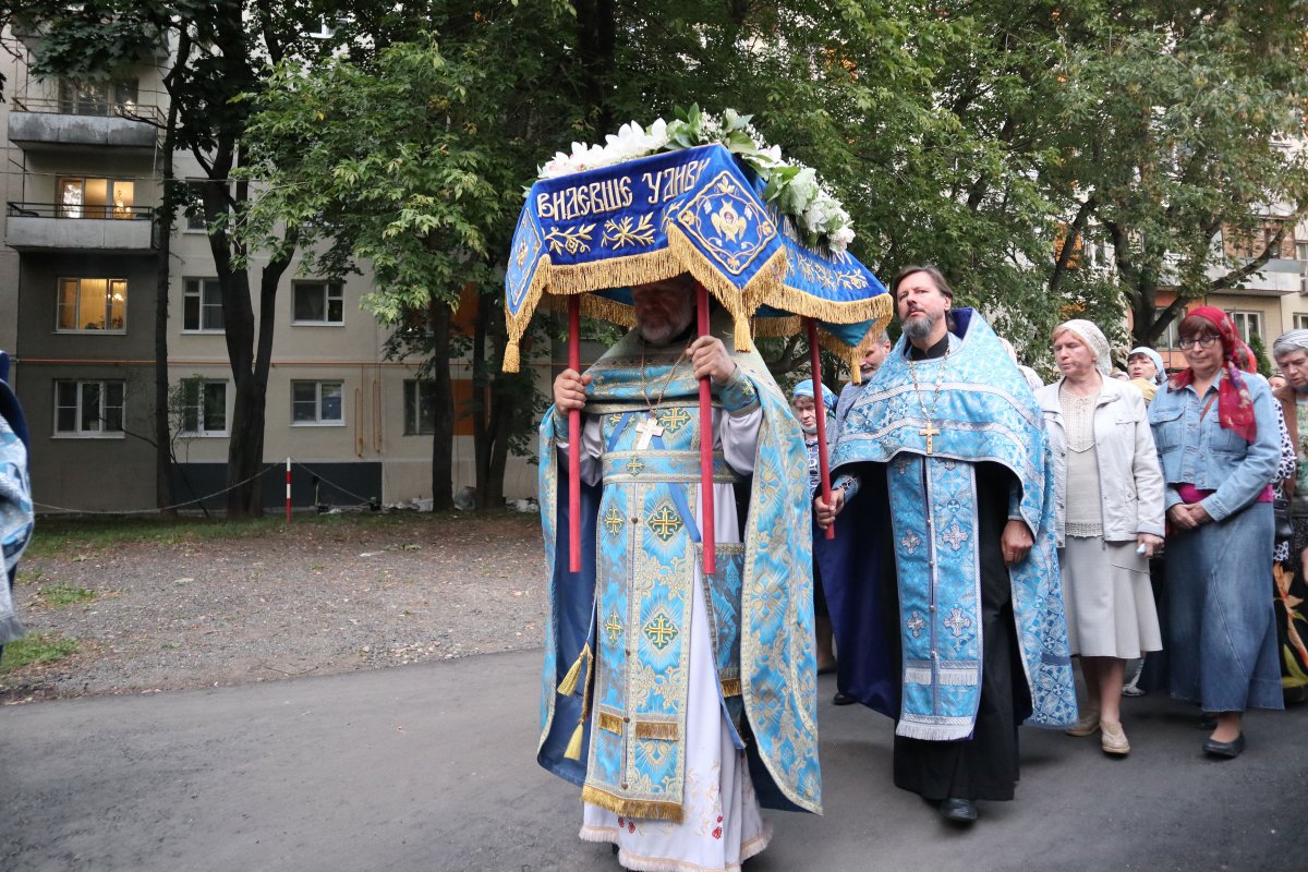 Кунцевская отзывы. Крестный ход. Плащаница Богородицы. Вечерняя служба в храме с епископом. Чин погребения Плащаницы Богородицы.