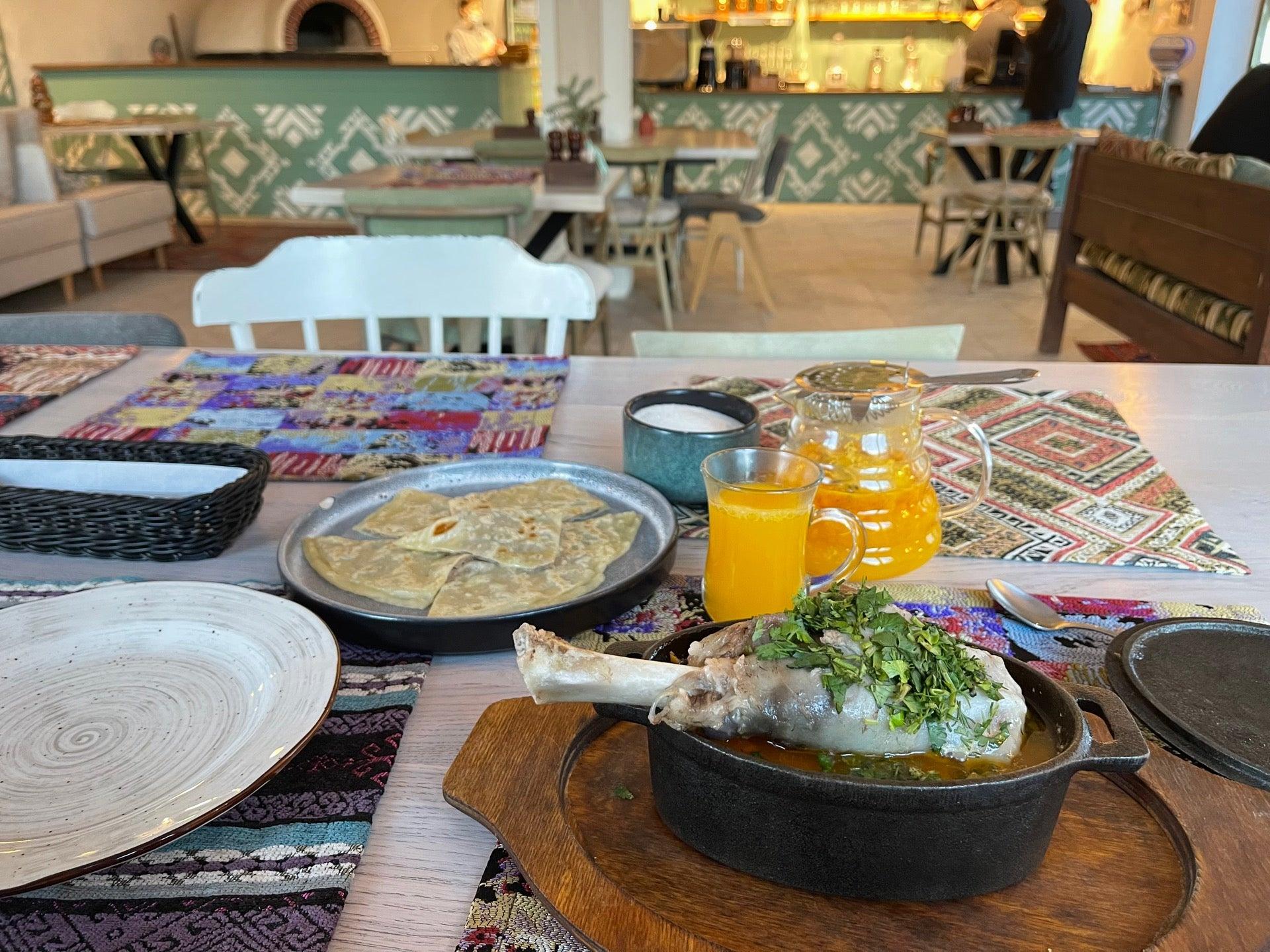 Гуниб рестораны. Ресторан адат в гунибе. Ресторан адат дагестан. Adat ресторан гуниб. Гуниб рестораны.