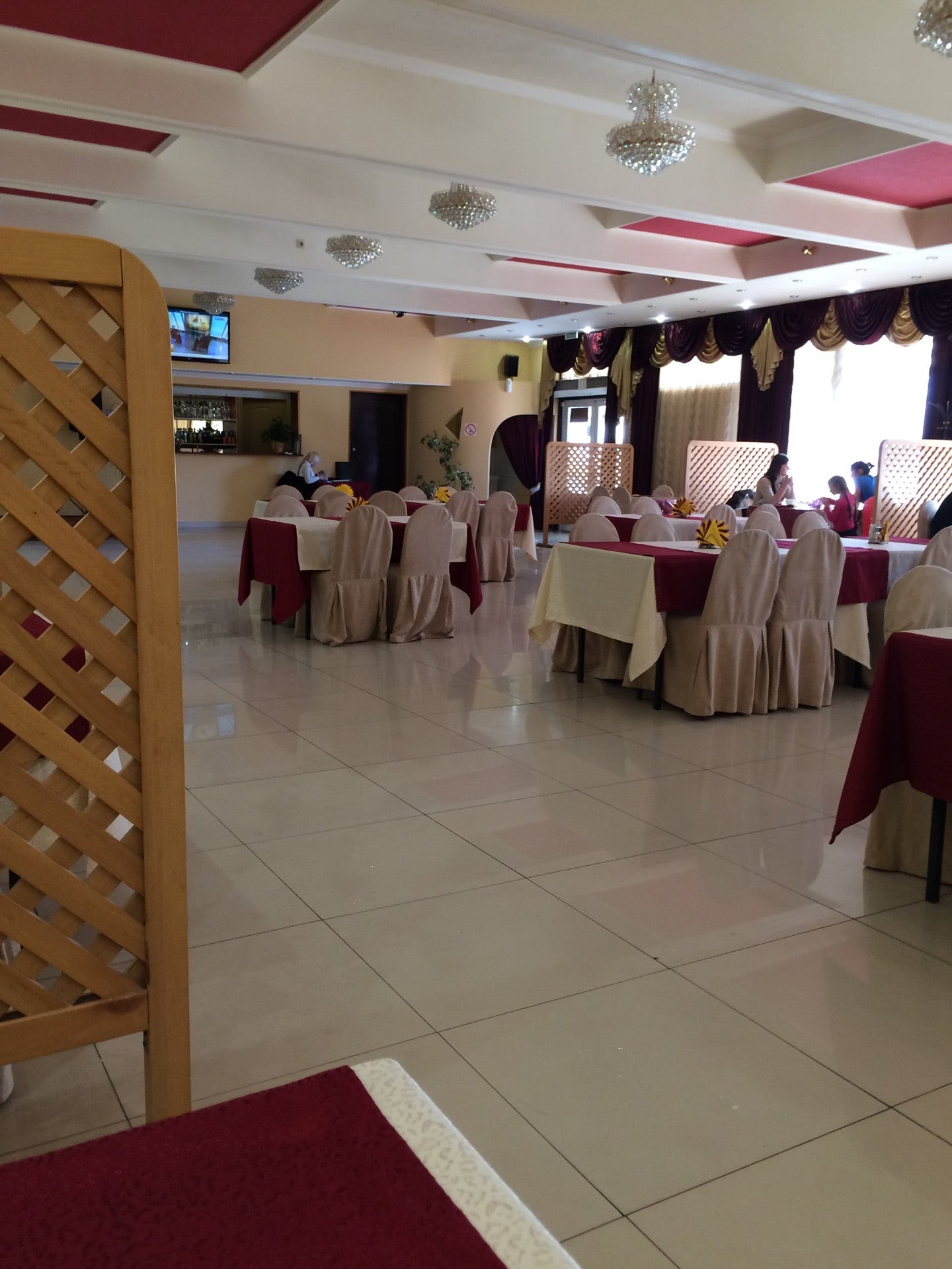 Лоо боярд отель. Рестораны лоо. Кафе в лоо на набережной. Рестораны лоо. Ресторан белый пляж в аквалоо.