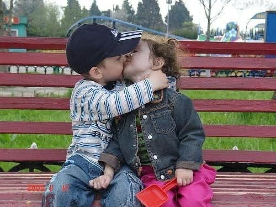 Девочка хочу мальчика видео. Детский поцелуй. Детский поцелуй в губы. Детский поцелуй с языком. Поцелуй мальчиков.