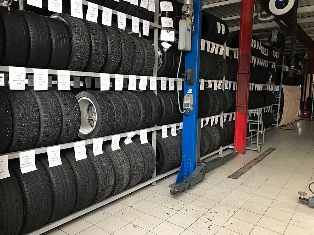 Best tyres carpi mo. Автошины в автомагазине. Best Tyres Софийская. Автомагазины продающие покрышки с шиномонтажом в Москве. Шины vsp03a vitttos.