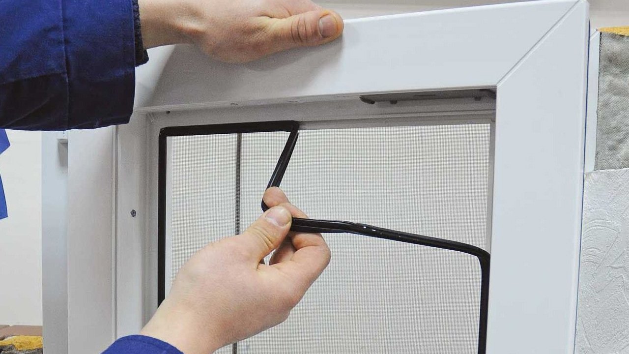 Как правильно установить уплотнитель на окна. Уплотнитель для окон ПВХ. Резинки для пластиковых окон. Уплотнитель между стеклом и рамой окна. Резинка на створках окна.
