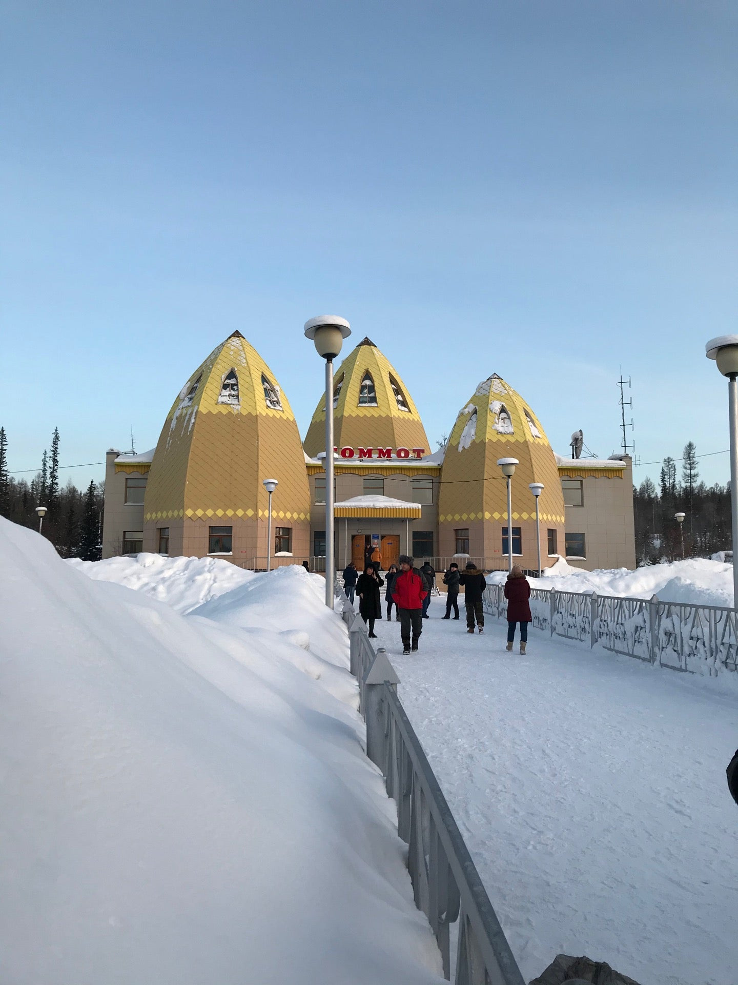 Томмот якутия. Синегорье томмот фото. Железнодорожный вокзал, томмот. Станция томмот. Обелиск г.