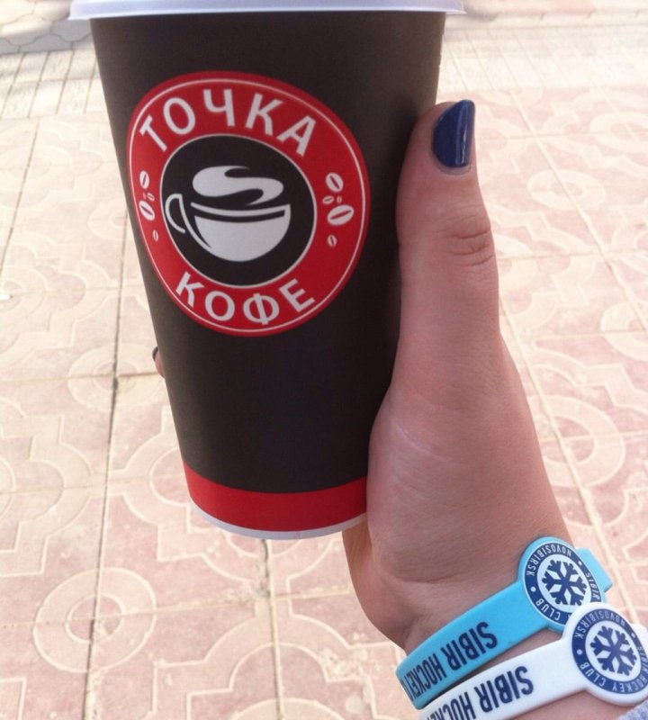 кофе с собой. клубничный фраппе. кофе с собой в машине. вкусно и точка кофе. название кофейни.