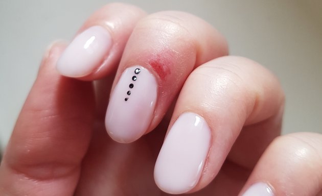 Что представляет собой акварельная техника на ногтях?
