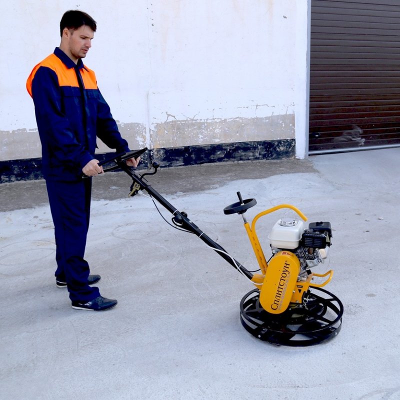 Машинка для заглаживания бетонных поверхностей. Затирочная машина euro shatal st 62e. Шлифовка бетона вертолетом. Затирочная машина для полусухой стяжки 600а. Вертолет для шлифовки бетонного пола.