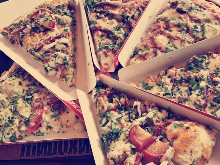 пицимия заказ екатеринбург. пицца 2 уровня. баварская мясная пицца. пицца с сыром фета.