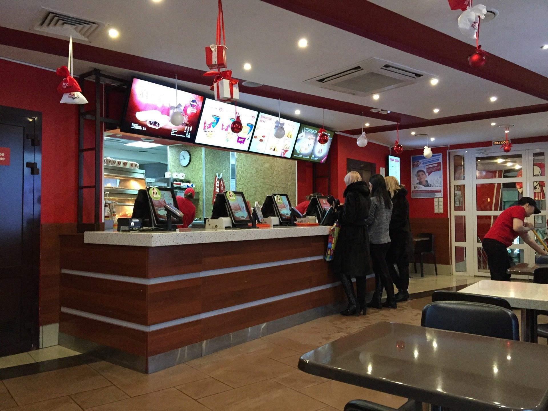 кфс курский вокзал. Kfc вокзал саратов. жд вокзал kfc. кфс кучино железнодорожный. Kfc казанский вокзал внутри.