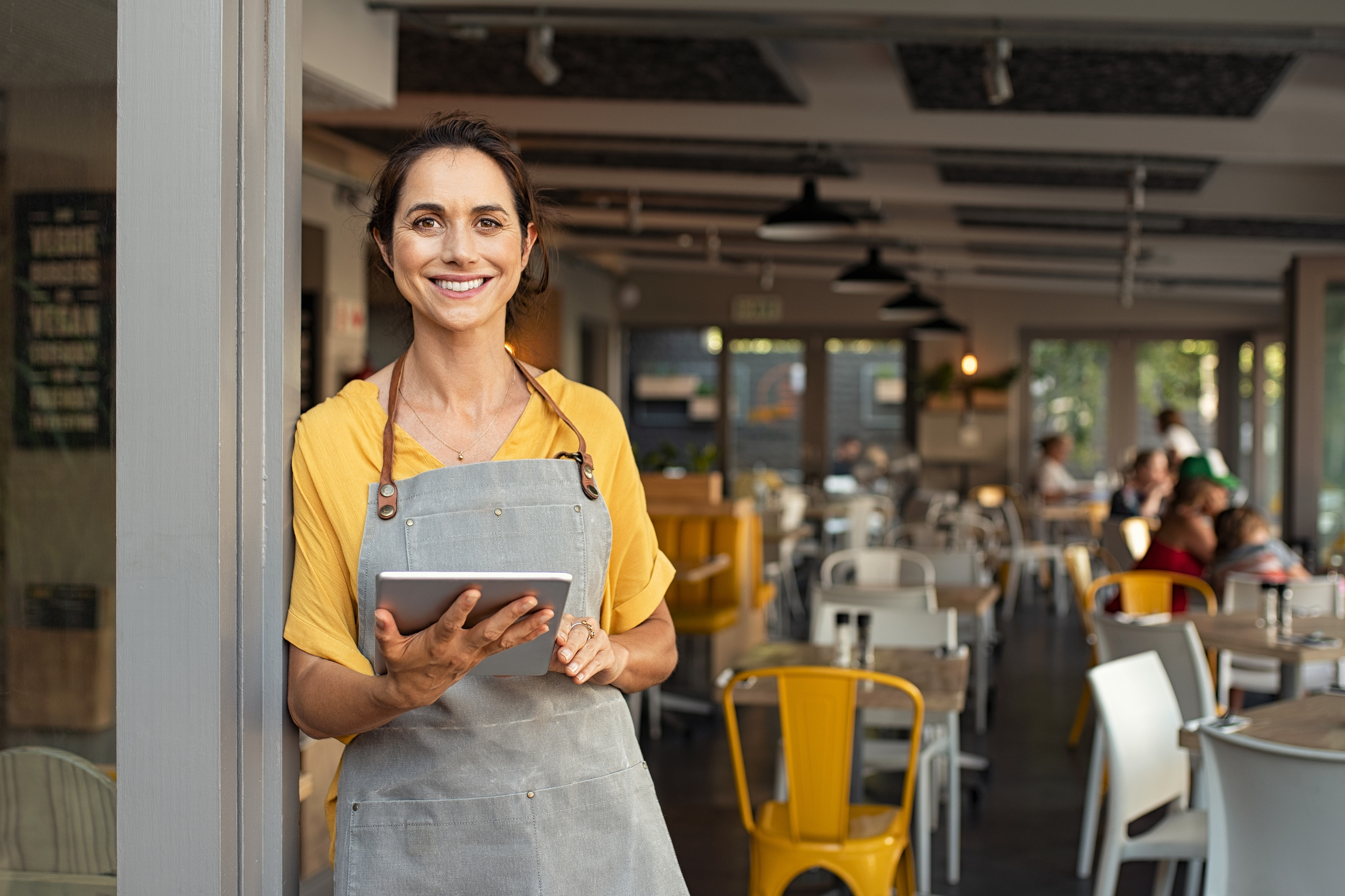 Маленький бизнес. Оператор ресторана. Small Business owner. Хостес с планшетом. Малый бизнес.