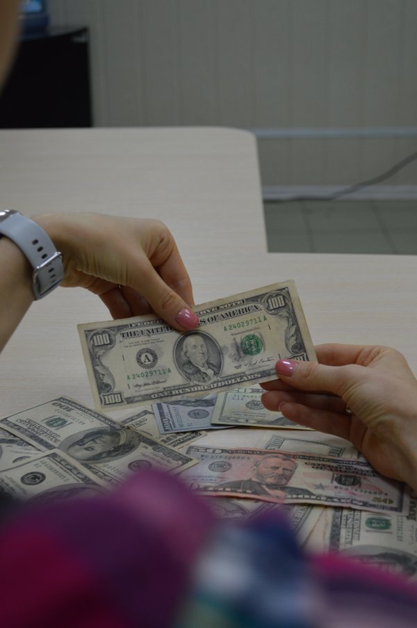 Дефолт доллара. Рваный доллар. Рваная купюра. Старые доллары. Комиссия за обмен старых долларов.