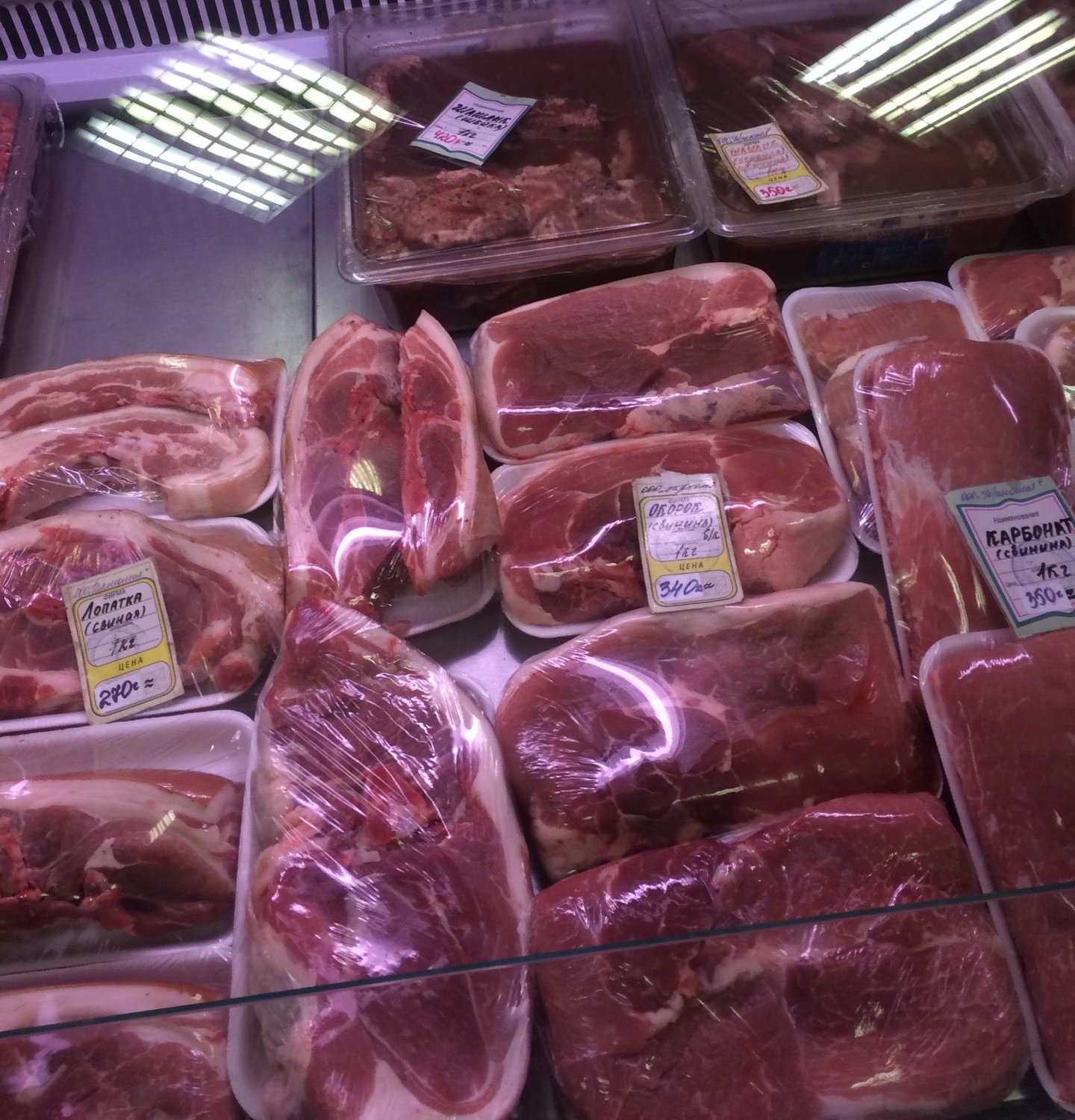Мяса работа москве. Перекресток мясной отдел. Продавец мясного отдела. Мяса работа москве. Мяса работа москве.