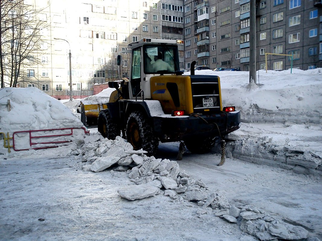 уборка снега от цоколя здания