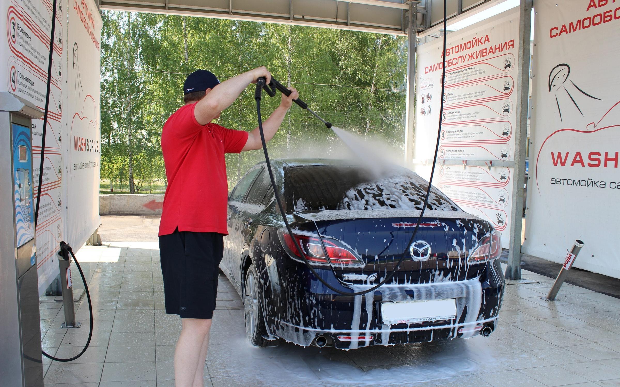 Мыть машину возле частного дома. Автомойка самообслуживания car Wash. Самостоятельная мойка автомобиля. Ручная мойка машины. Мытье машины на автомойке.