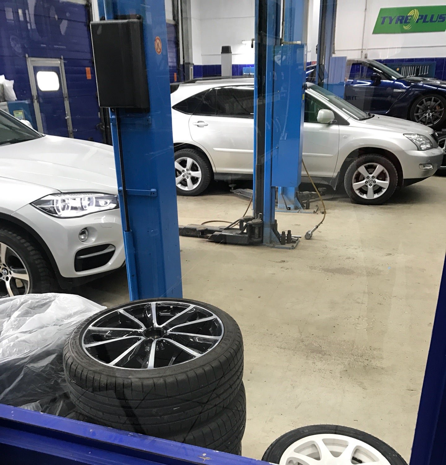 Tyre plus новочеркасск. Шинный центр TYREPLUS. Tyre Plus Электродная. Мишлен Смоленск шиномонтаж. Tyre Plus шины м автосервис.