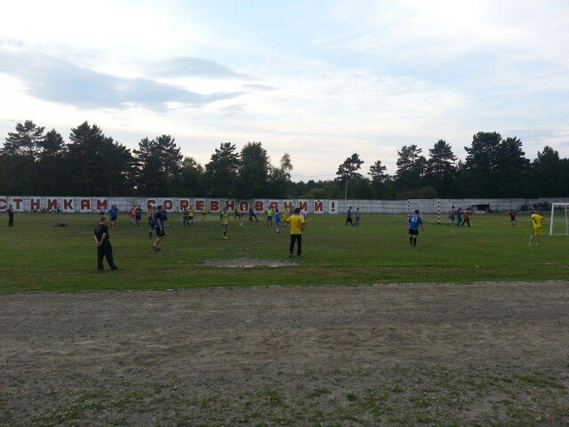 стадион строитель шелехов. стадион металлург шелехов. шелехов металлург поле. дворец спорта металлург шелехов. стадион шелехов.