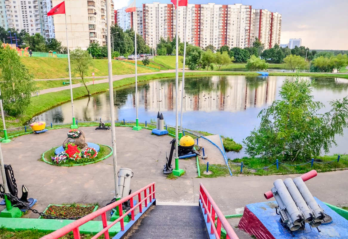 Сады ясенево. Парк Ясеневские пруды Москва. Ясенево парк. Три пруда в Ясенево. Парк 30-летия района Ясенево Ясенево.