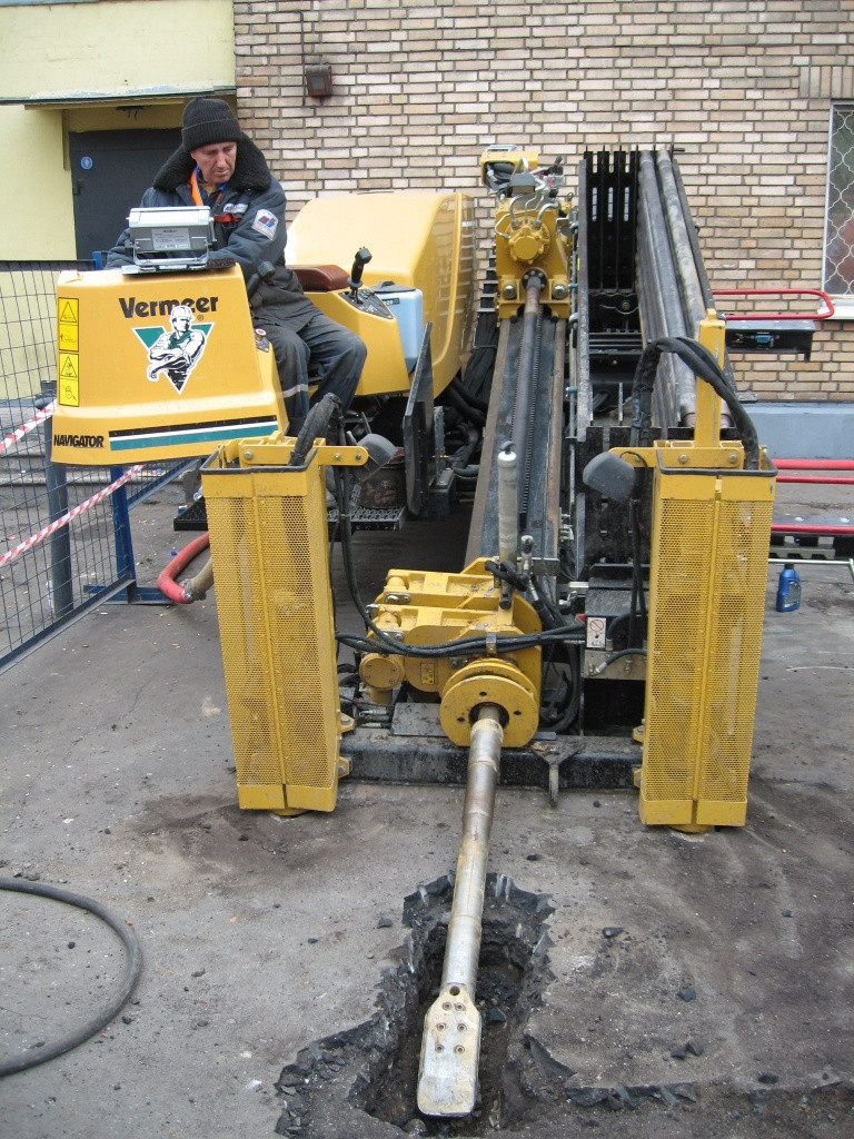 Установка гнб работа. Машина горизонтального бурения. ГНБ. Наклонное бурение. ГНБ машина бурение.