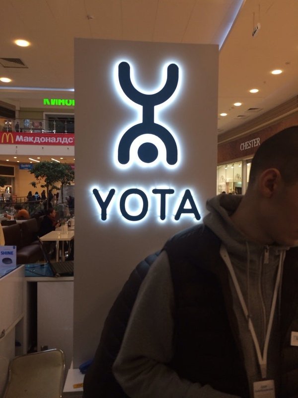 Йота в китае. Футболка Yota. Yota в ТЦ. Стойка Yota. Yota Казань Южный.